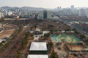 una vista aerea di un parco in una città di House with Park View a Bucheon