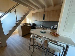 Kuchyň nebo kuchyňský kout v ubytování Moderne Maisonette-Ferienwohnung mit Dachterrasse, Waldblick & Parkplatz + 9 fotografií