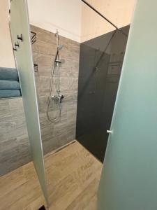 Koupelna v ubytování Moderne Maisonette-Ferienwohnung mit Dachterrasse, Waldblick & Parkplatz