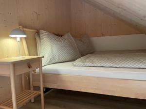 Postel nebo postele na pokoji v ubytování Moderne Maisonette-Ferienwohnung mit Dachterrasse, Waldblick & Parkplatz