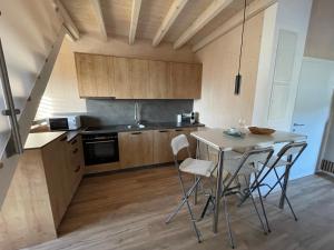 Kuchyň nebo kuchyňský kout v ubytování Moderne Maisonette-Ferienwohnung mit Dachterrasse, Waldblick & Parkplatz