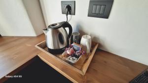 een dienblad met een waterkoker op een tafel bij La Corte del Glicine in Villa di Tirano