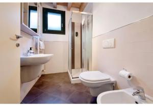 un bagno con lavandino, WC e doccia di LAKEly Nest a Sale Marasino Altre 16 foto