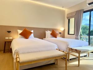 deux lits dans une chambre avec fenêtre dans l'établissement Little Stay Bophut - Samui, à Ko Samui