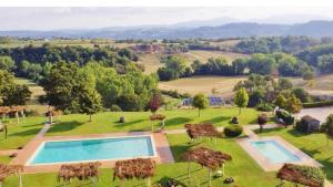 una tenuta con piscina in un campo erboso di Agriturismo Rio Coverino a Borghetto