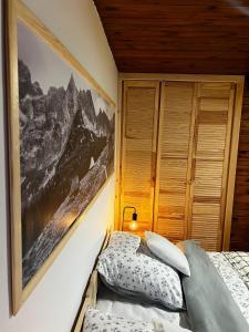 una camera da letto con due letti e un quadro sul muro di Apartament "Na Górskim Szlaku" Rabka-Zdrój a Rabka-Zdrój