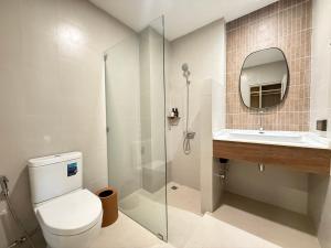 une salle de bains avec toilettes, lavabo et miroir dans l'établissement Little Stay Bophut - Samui, à Ko Samui 60 autres photos