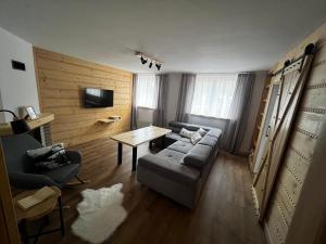 un soggiorno con un divano e un tavolo di Apartament "Na Górskim Szlaku" Rabka-Zdrój a Rabka-Zdrój Altre 22 foto