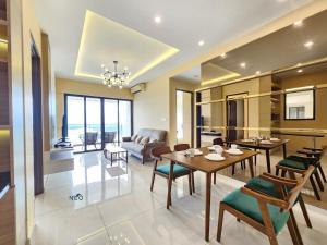 Et opholdsområde på Country Garden Danga Bay InStyle Sea View Homestay Suite by NEO