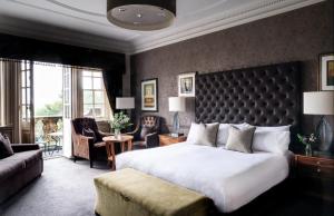 Crathorne Hall في يارم: غرفة نوم بها سرير أبيض كبير وأريكة