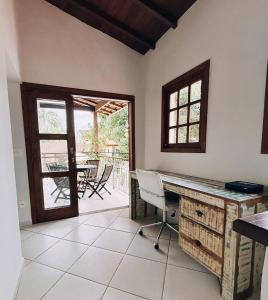 伊利亚贝拉佩里克旅馆的客房设有书桌、桌子和庭院。