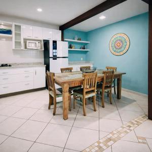 伊利亚贝拉佩里克旅馆的配有木桌和椅子的厨房