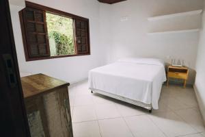 伊利亚贝拉佩里克旅馆的一间带床和窗户的白色卧室