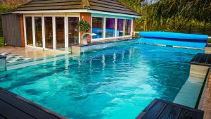 Swimmingpoolen hos eller tæt på The Firs