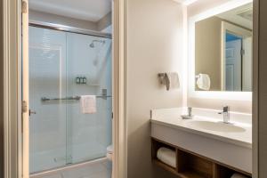 een badkamer met een wastafel en een douche bij Anchorage by the Sea in Ogunquit +52 foto's