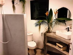 une salle de bains avec toilettes et lavabo dans l'établissement Feel Home, à Hinkong