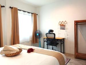 - une chambre avec un lit, une table et un bureau dans l'établissement Feel Home, à Hinkong