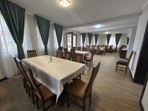 a dining room with a table and chairs at La SOFIIA in Săpânța