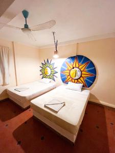 Giường trong phòng chung tại Kaia Beach Hotel