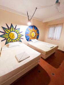 Giường trong phòng chung tại Kaia Beach Hotel