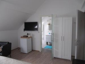um quarto com uma porta que leva a uma casa de banho em B&B Bodegem em Dilbeek