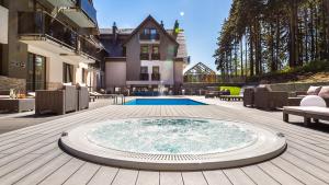 basen na tarasie z domem w obiekcie Czarny Kamień Resort & SPA w Szklarskiej Porębie