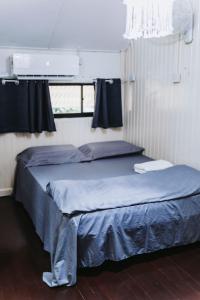 une chambre avec deux lits et une fenêtre dans l'établissement Dedaun Homestay, à Tamparuli