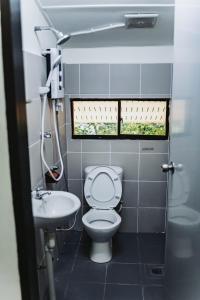 une petite salle de bain avec toilettes et lavabo dans l'établissement Dedaun Homestay, à Tamparuli