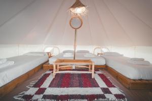 Ένα ή περισσότερα κρεβάτια σε δωμάτιο στο HolaCamp Sant Salvador