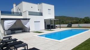 Swimmingpoolen hos eller tæt på Holiday home Iva by Villas Guide