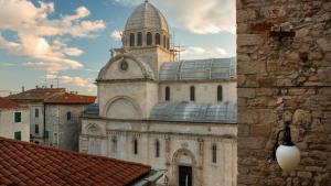 Et lokalt vartegn tæt på villaen