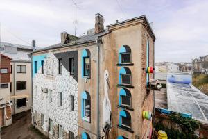 ein Gebäude mit Graffiti an der Seite in der Unterkunft Center Gallery Apartment in Kaunas