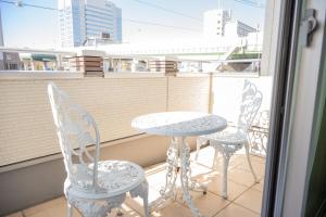 a table and chairs sitting on a balcony at 九洲別苑 in Osaka