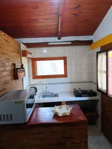 eine kleine Küche mit Spüle und Herd in der Unterkunft Cabaña villa ediht in Villa Parque Siquiman