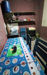 een tafel met een tafelkleed waarop sushi ligt bij Pousada praia e sol in Manaus