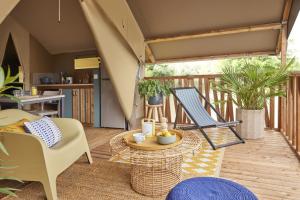 En balkon eller terrasse på Camping Pré-Fixe