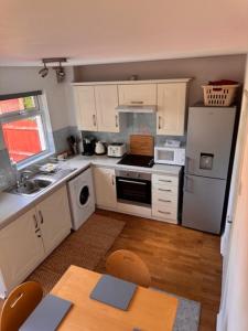 Kuchyň nebo kuchyňský kout v ubytování Your Twickenham Nest near the Stadium