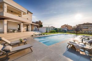 Swimmingpoolen hos eller tæt på Villa Marija Medulin by Villsy