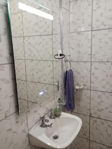 ein Badezimmer mit Waschbecken und Spiegel in der Unterkunft Monoambiente Nuevo en Barreal in Barreal