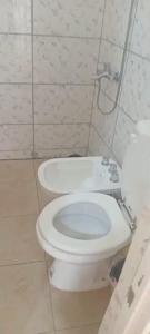 ein Badezimmer mit weißer Toilette und Waschbecken in der Unterkunft Monoambiente Nuevo en Barreal in Barreal