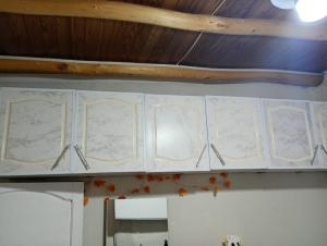 ein Regal mit vier Zeichnungen darauf an einer Wand in der Unterkunft Monoambiente Nuevo en Barreal in Barreal