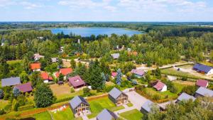 een luchtzicht op een huis met een meer bij Krasne Residence & Spa - STREFA CISZY in Krasne +17 foto's