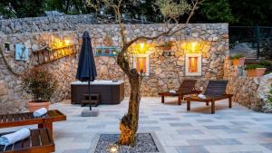 Patio nebo venkovní prostory v ubytování Villa Imortele aria with pool by Villas Guide