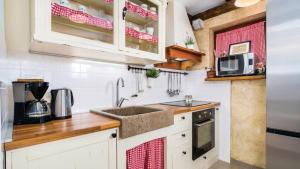 Kuchyň nebo kuchyňský kout v ubytování Villa Imortele aria with pool by Villas Guide + 30 fotografií