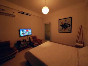 una camera con letto, TV e sedia di Phòng ngủ riêng khép kín a Nha Trang Altre 12 foto