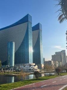 Orbi city Aparthotel في باتومي: مجموعة مباني طويلة في مدينة