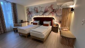 una camera con due letti e una parete con corna di Château du Theil a Ussel