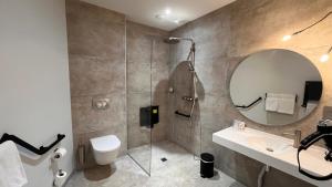 un bagno con doccia, WC e lavandino di Château du Theil a Ussel Altre 25 foto