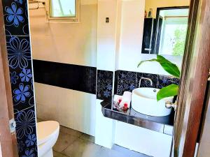 Et badeværelse på Mangrove Beach Houses