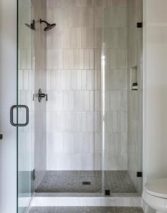 Ένα μπάνιο στο ROOST Rainey